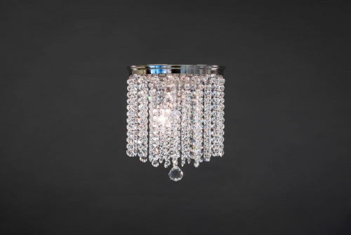 Modern kristallampa Plafond Ice kombinerar elementen i en modern kristalllampa och en historisk ljuskrona till en vacker helhet.